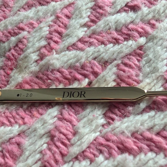 Stylish Black Sunglasses with Gold Accent - Picture 3 of 4